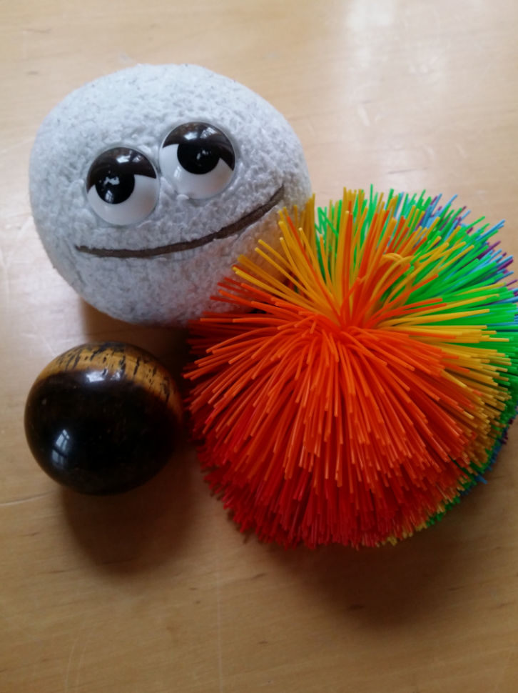 Gegenstände für die Blitzlicht Methode: Koosh-Ball, Klaus der Klos und Gesprächsstein
